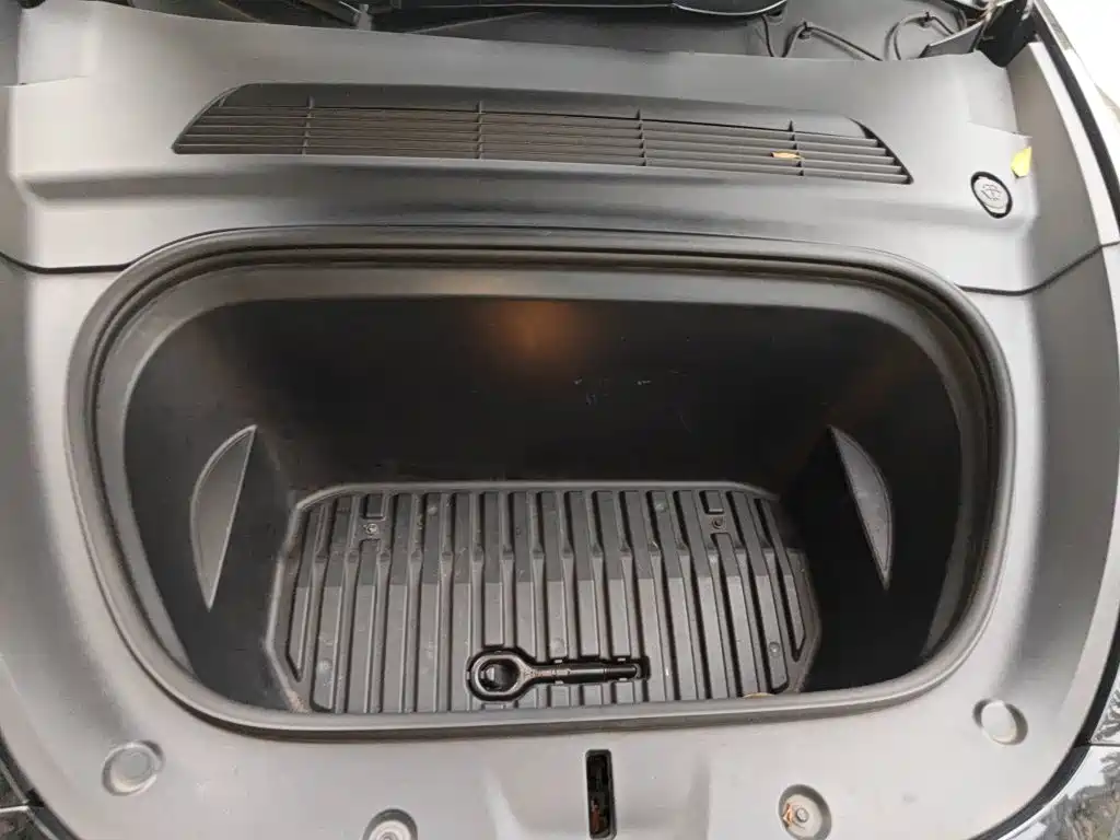 Tesla Model Y — миниатюра 11