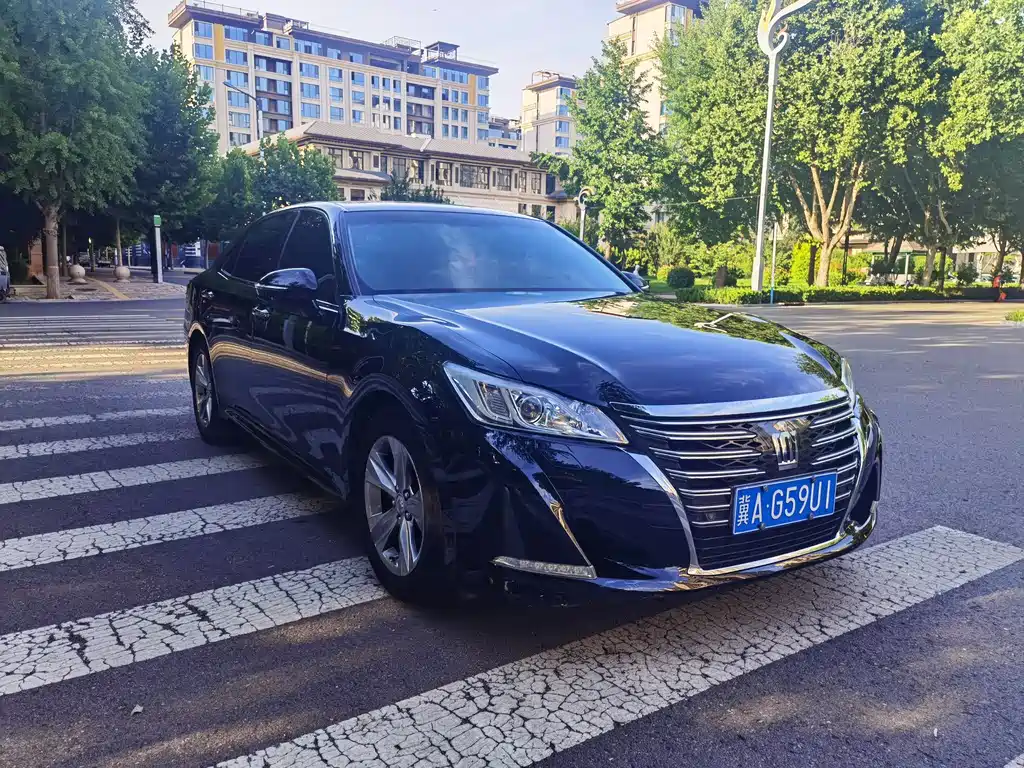 Toyota Crown — миниатюра 3