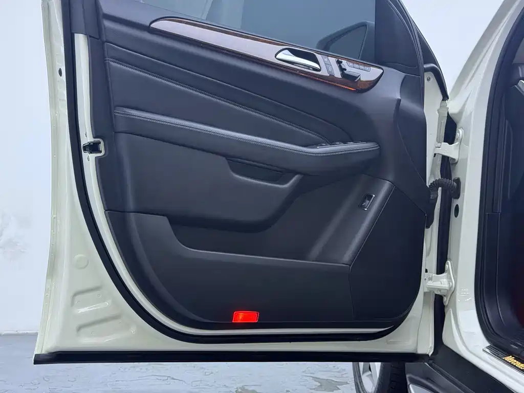 Mercedes-Benz M-Class — миниатюра 16