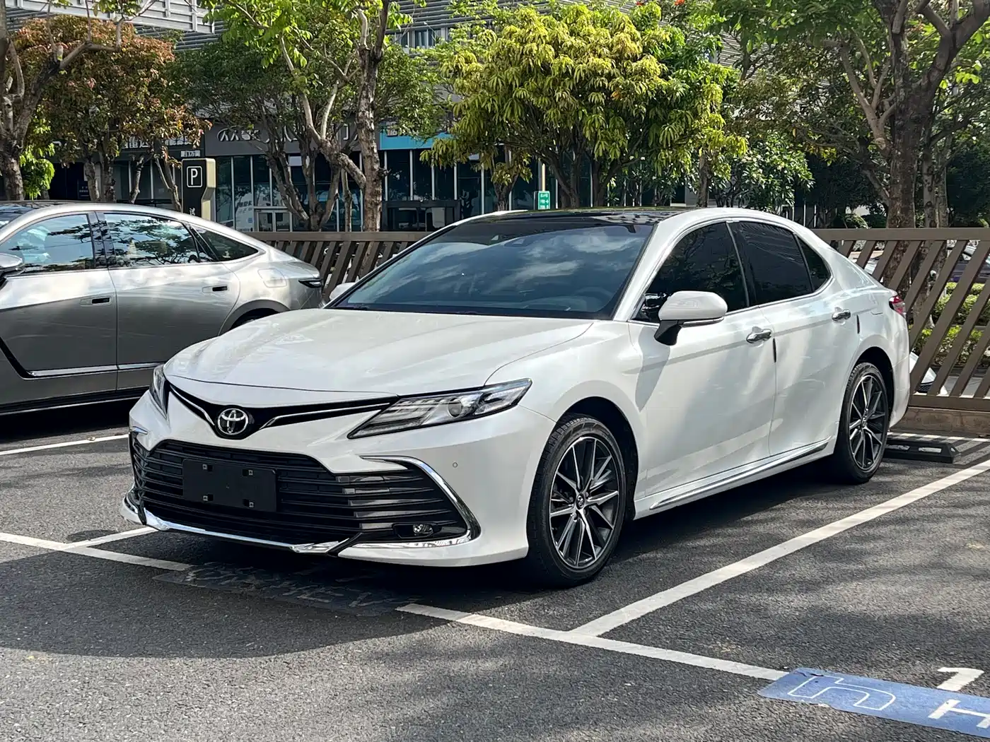 Toyota Camry 2023 Белый из Китая, фото 6