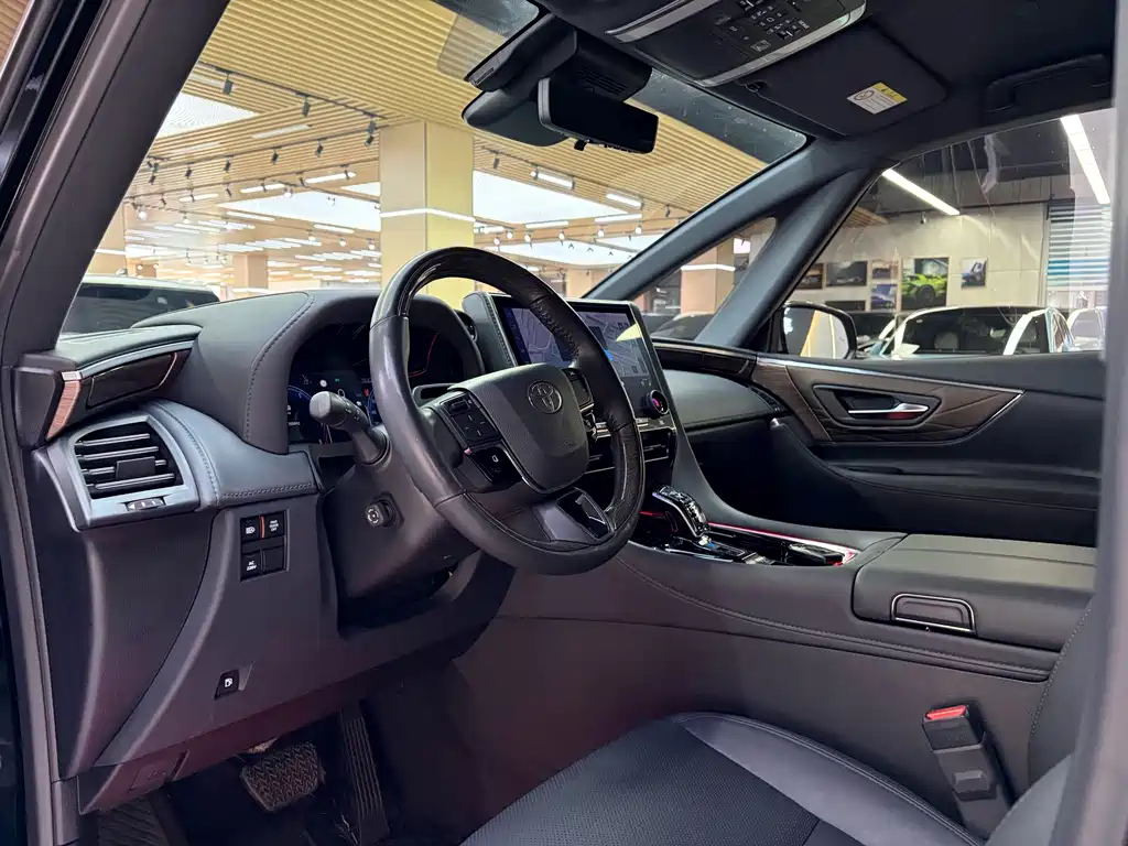 Toyota Alphard — миниатюра 16