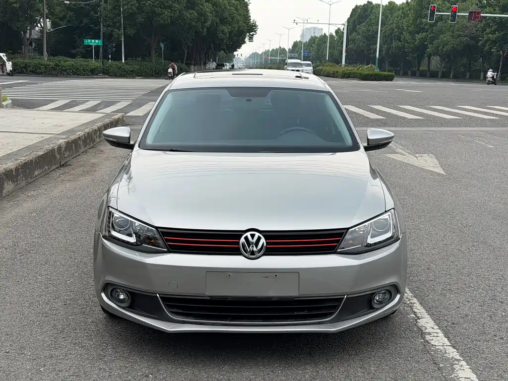 Volkswagen Sagitar 2012 1.6L MT Fashion