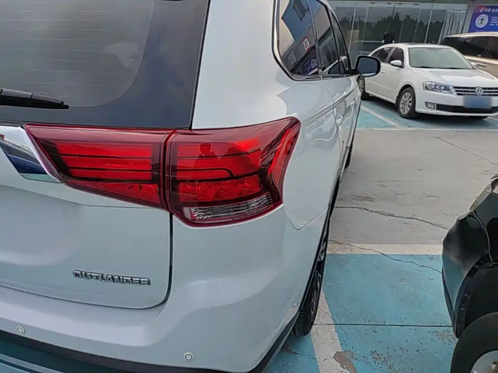 Mitsubishi Outlander — миниатюра 8