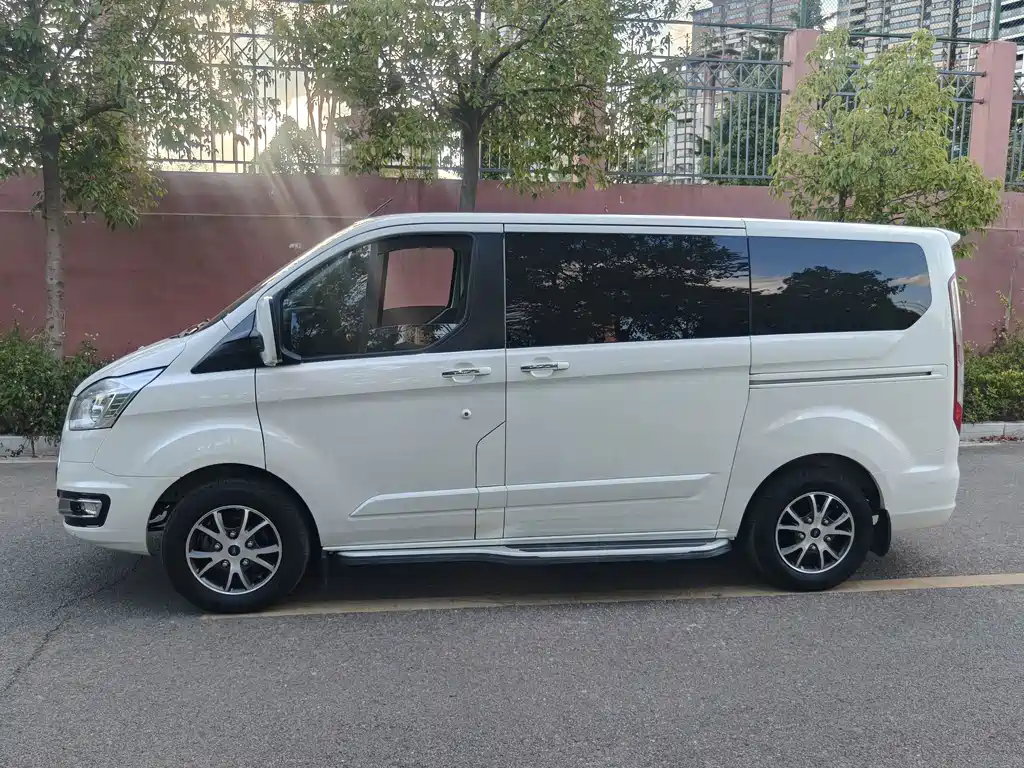 Ford Tourneo — миниатюра 4