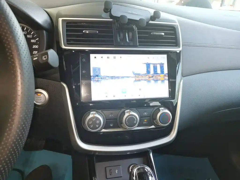 Nissan Tiida — миниатюра 13
