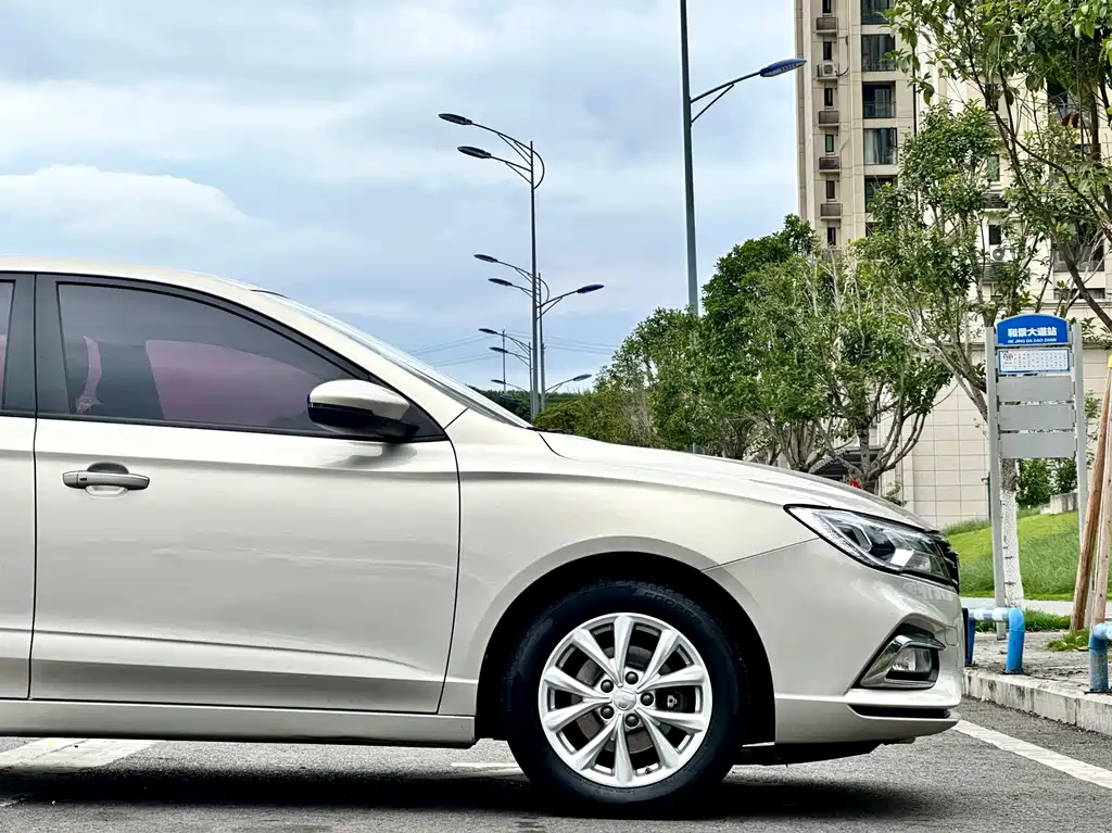 Roewe i5 — миниатюра 12