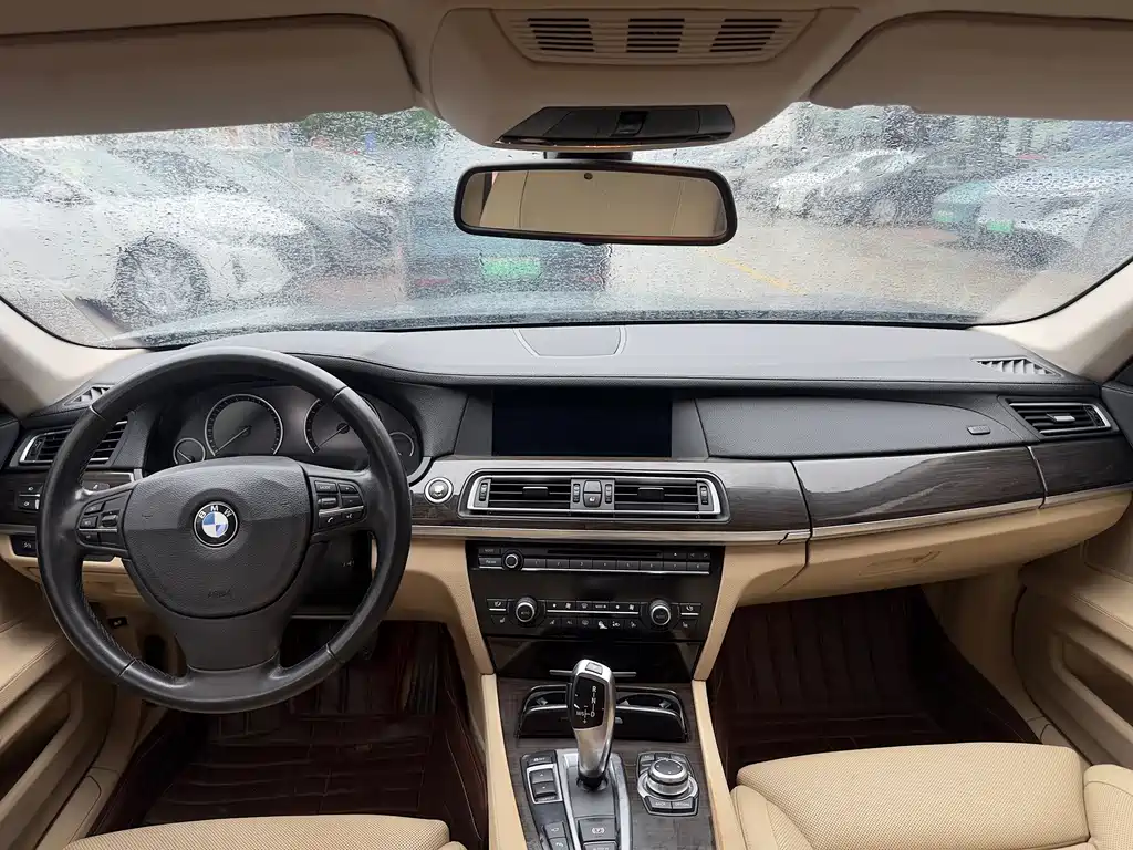BMW 7 Series — миниатюра 8