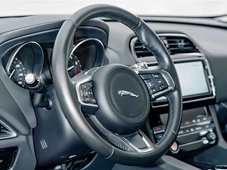 Jaguar F-PACE — миниатюра 9