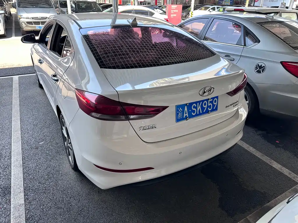 Hyundai Elantra — миниатюра 10