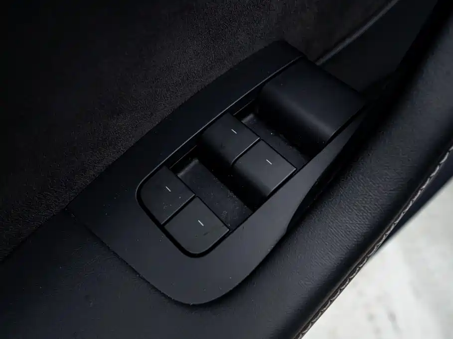Tesla Model Y — миниатюра 25