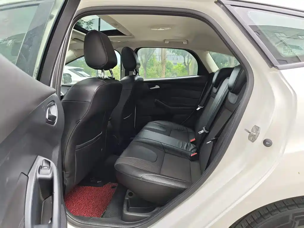Ford Focus 2012 1.6L AT