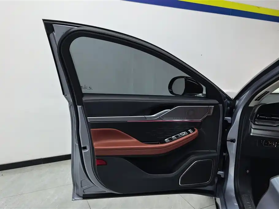 Lincoln Z 2022 i