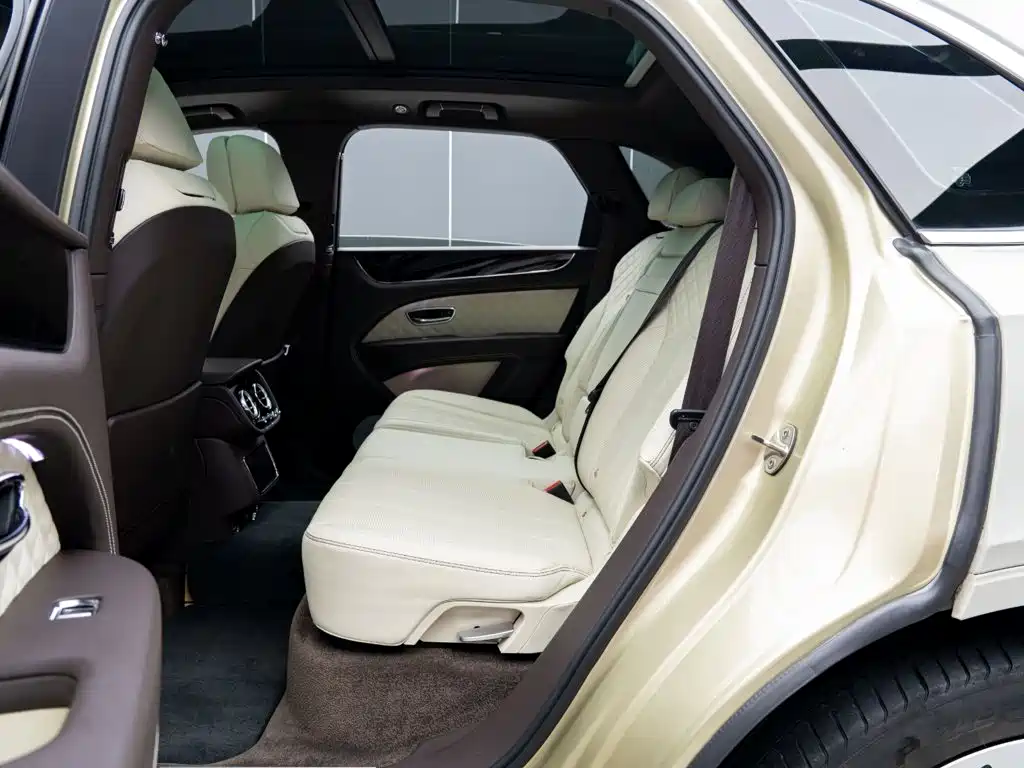 Bentley Bentayga PHEV — миниатюра 12