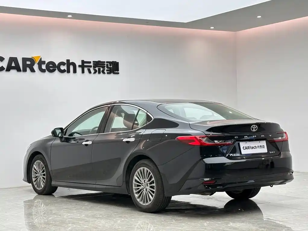 Toyota Camry — миниатюра 3