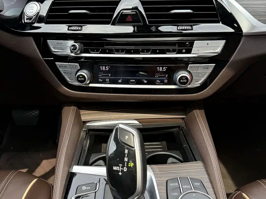 BMW 5 Series — миниатюра 10