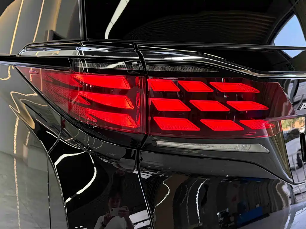 Toyota Alphard — миниатюра 12