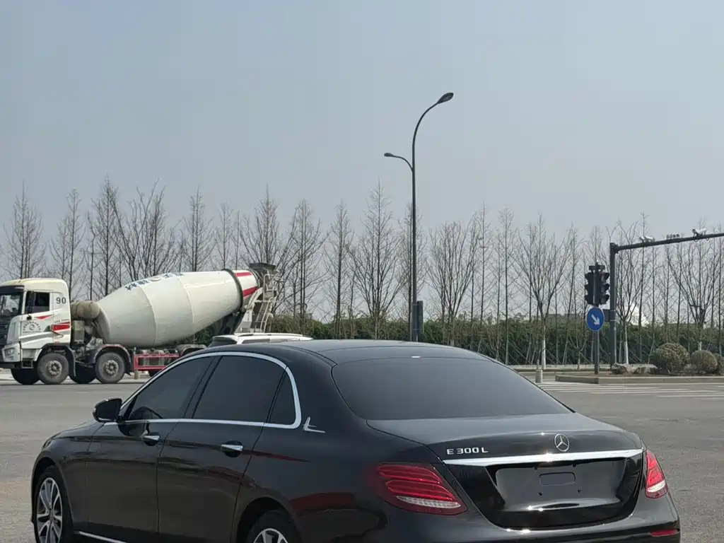 Mercedes-Benz E-Class — миниатюра 9