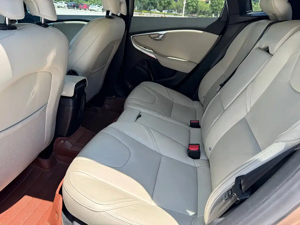 Volvo V40 — миниатюра 10