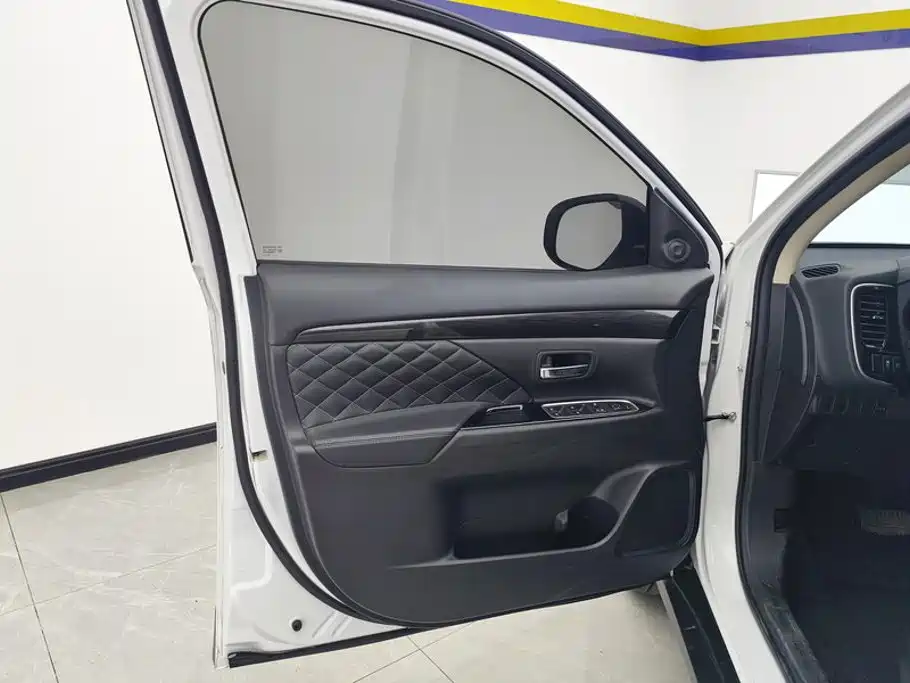 Mitsubishi Outlander — миниатюра 7