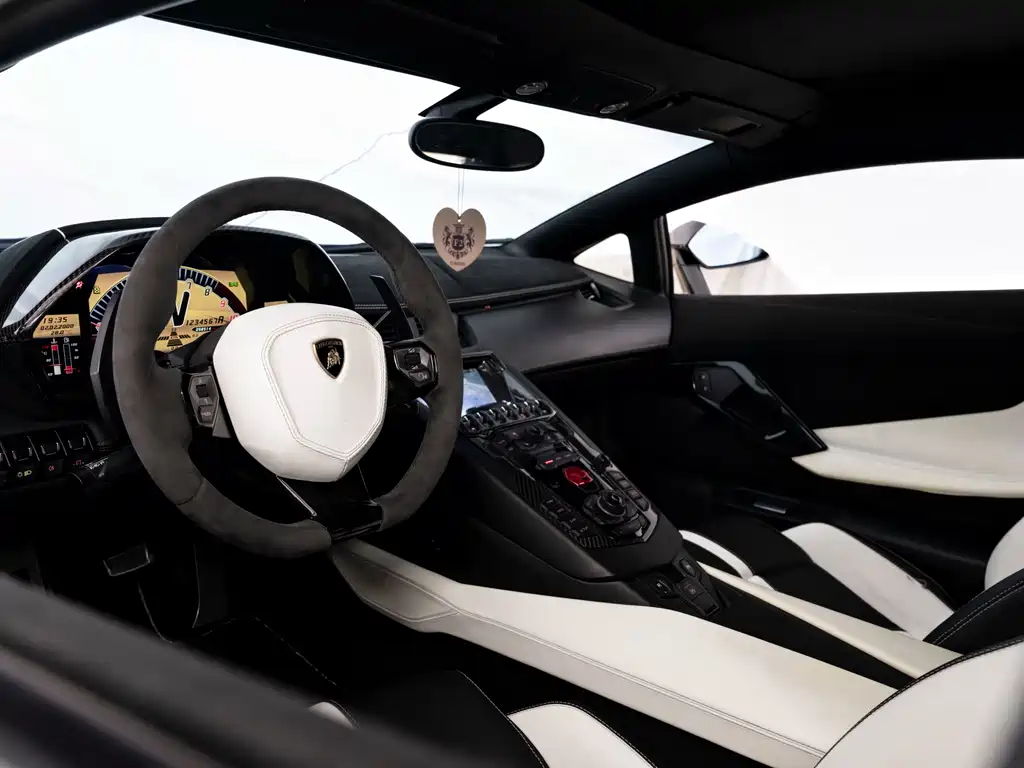 Lamborghini Aventador — миниатюра 17