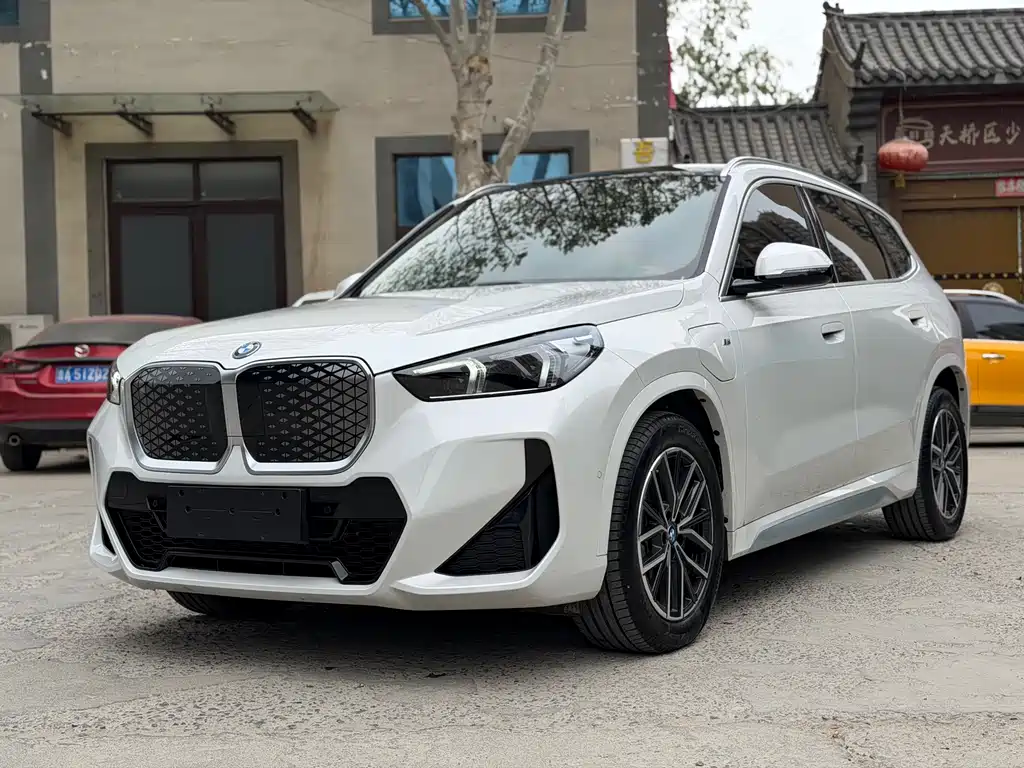 BMW iX1 2025
