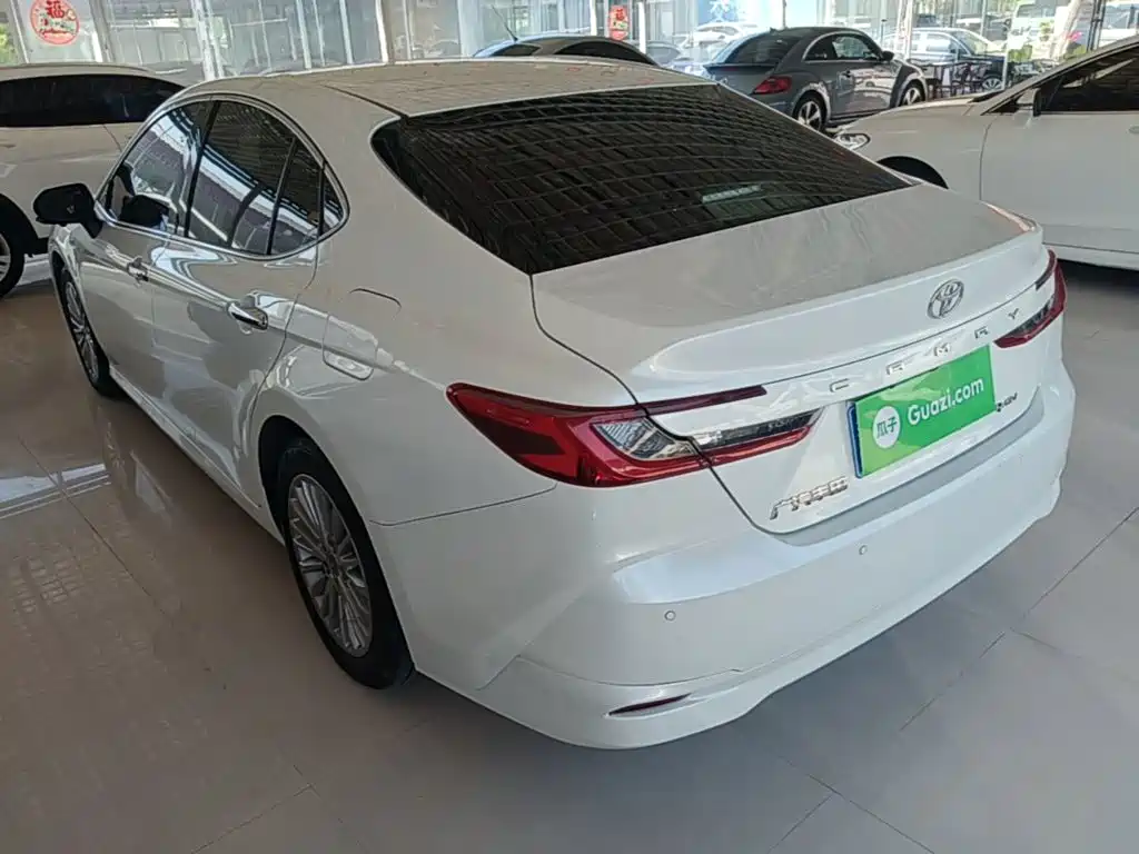 Toyota Camry — миниатюра 5