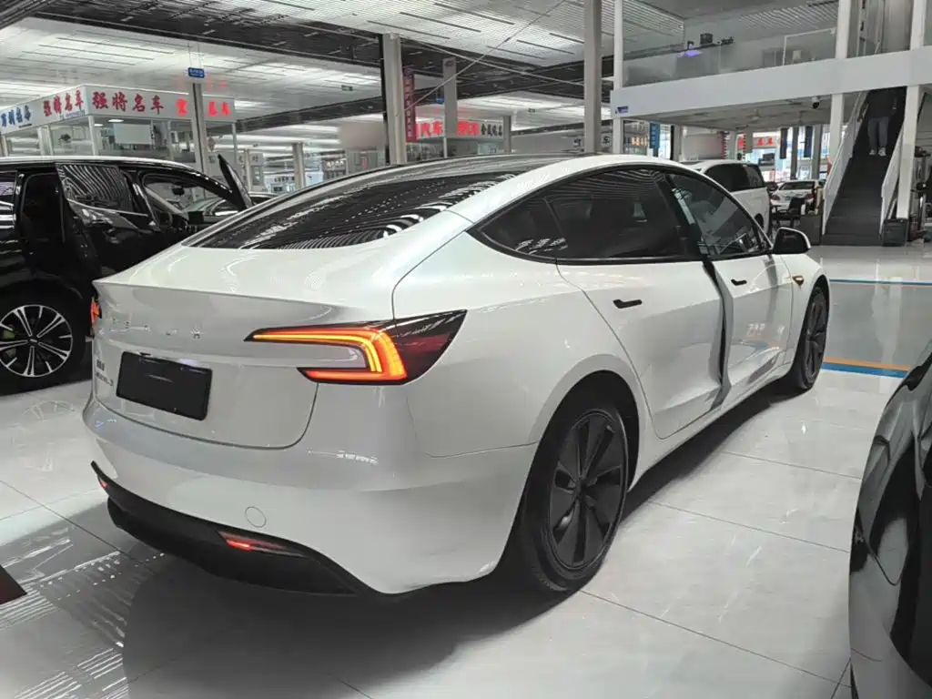 Tesla Model 3 — миниатюра 7