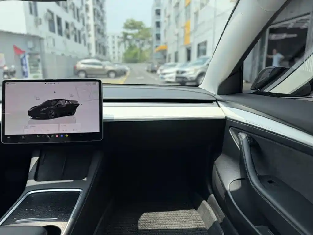 Tesla Model 3 — миниатюра 11