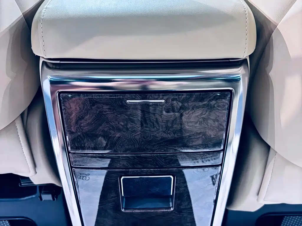 Toyota Alphard — миниатюра 11