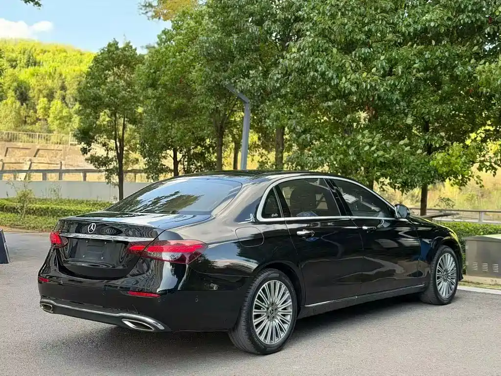 Mercedes-Benz E-Class — миниатюра 7