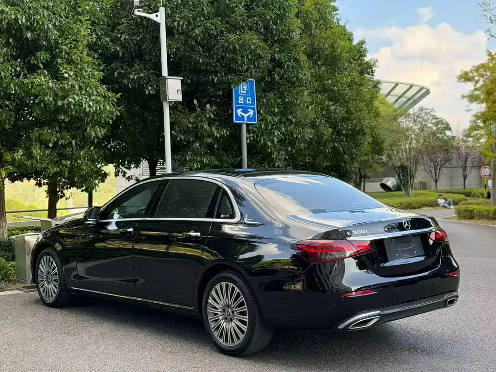 Mercedes-Benz E-Class — миниатюра 9
