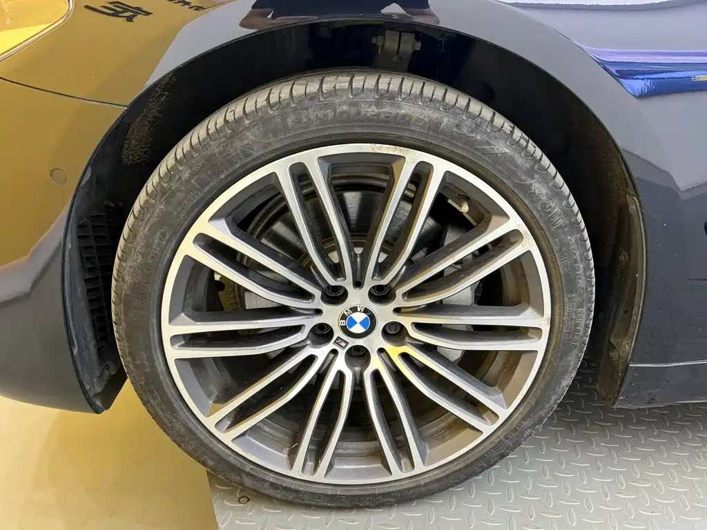BMW 5 Series — миниатюра 9