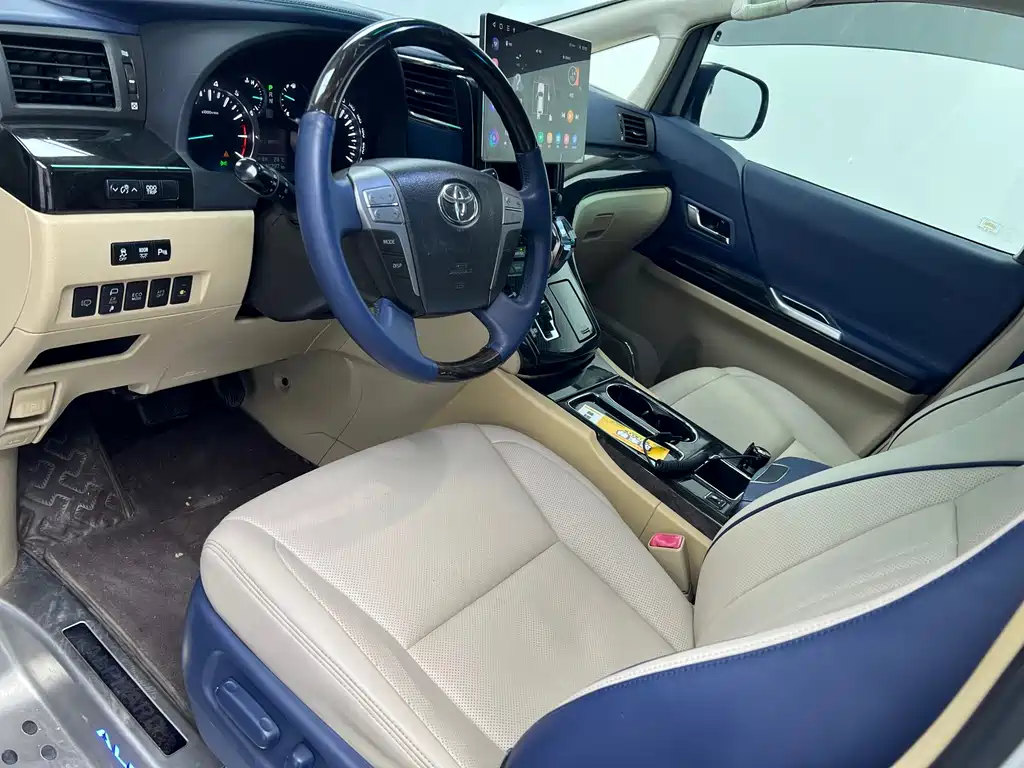 Toyota Alphard — миниатюра 5