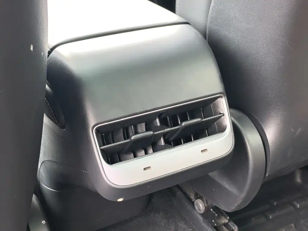 Tesla Model Y — миниатюра 13