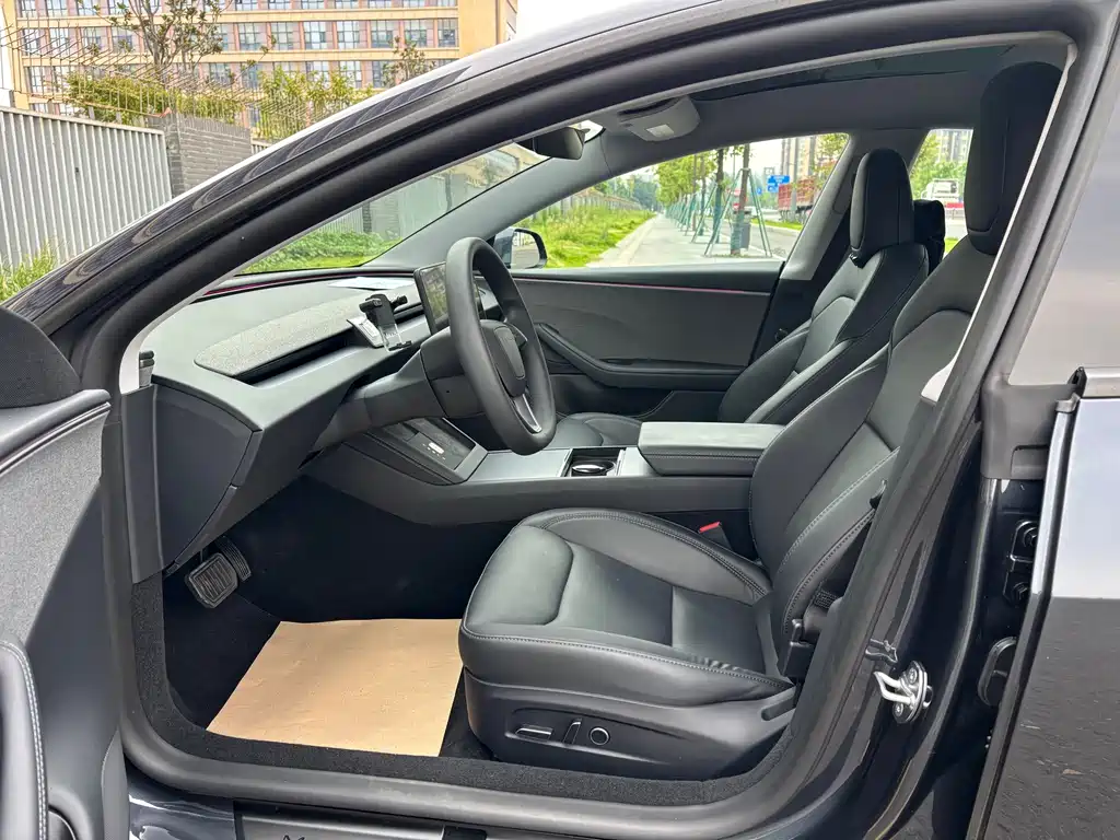Tesla Model 3 — миниатюра 4