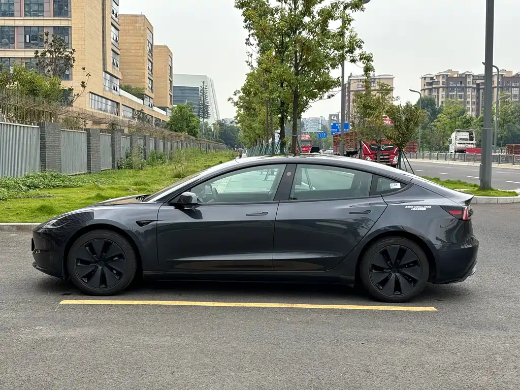 Tesla Model 3 — миниатюра 13