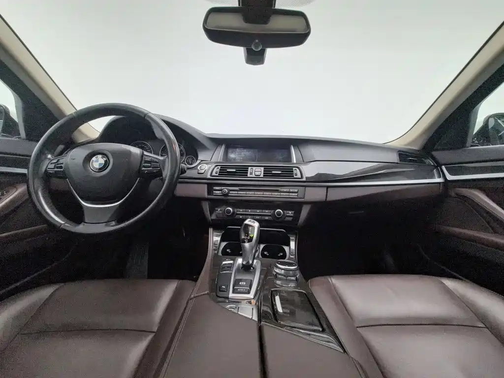 BMW 5 Series — миниатюра 5