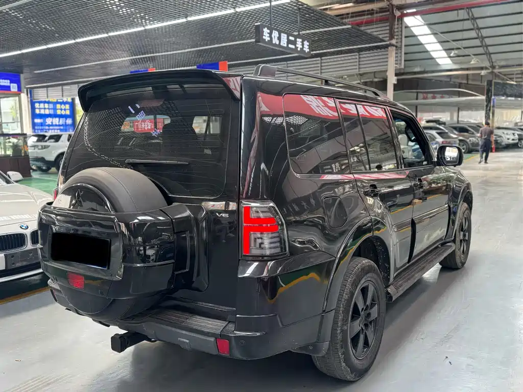 Mitsubishi Pajero (Import) — миниатюра 9