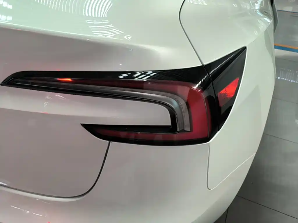 Tesla Model 3 — миниатюра 8