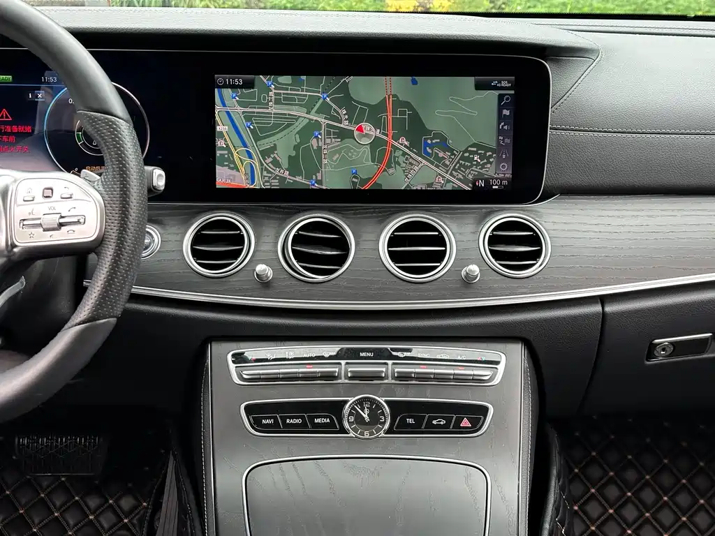 Mercedes-Benz E-Class — миниатюра 7