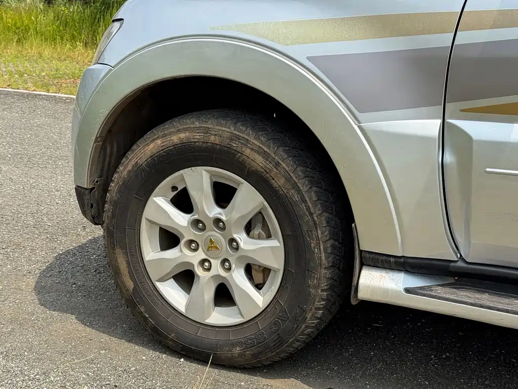 Mitsubishi Pajero (Import) — миниатюра 17