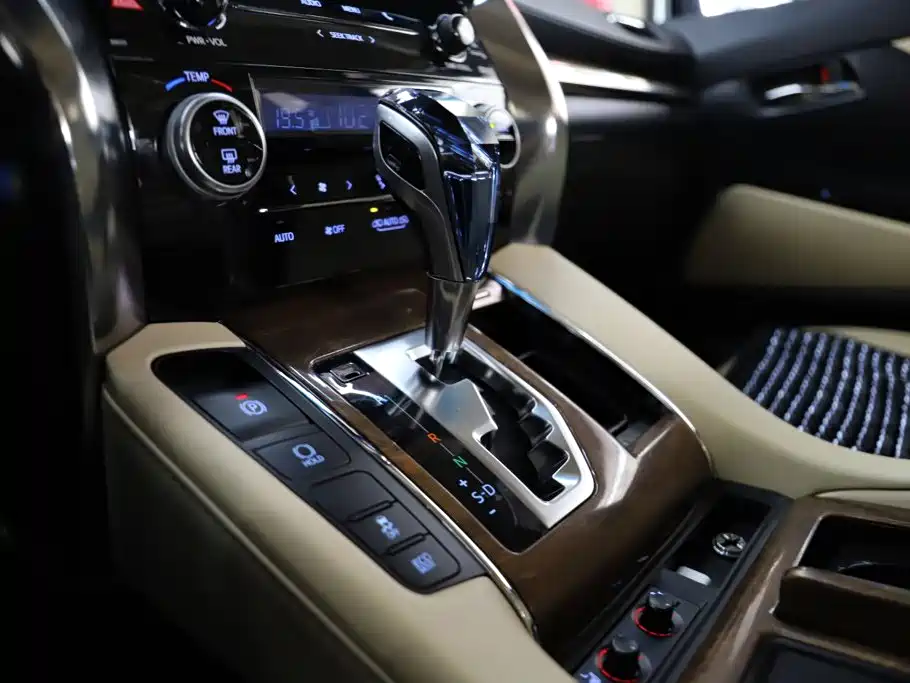 Toyota Alphard — миниатюра 9