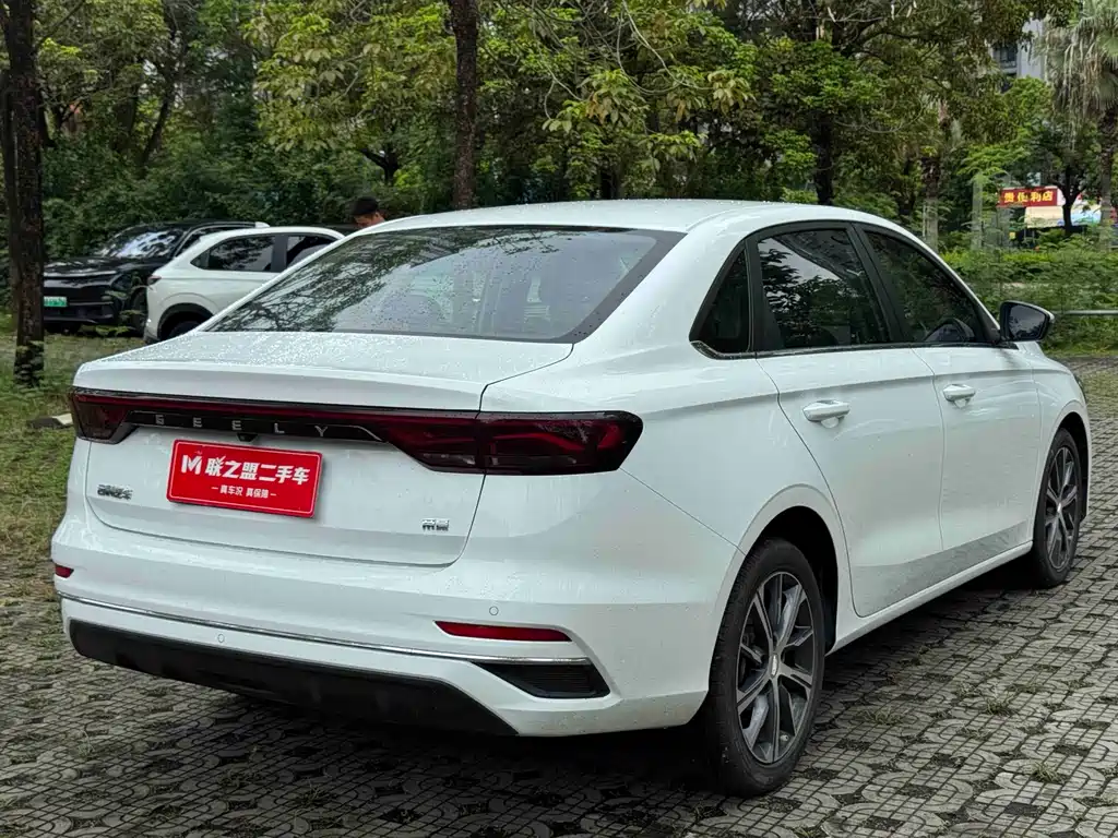 Geely Emgrand 2022 4 1.5L CVT Luxury