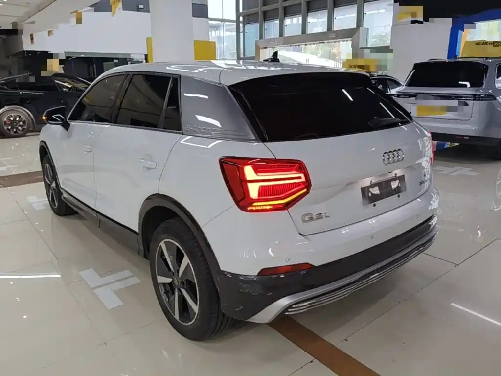Audi Q2L e-tron — миниатюра 5