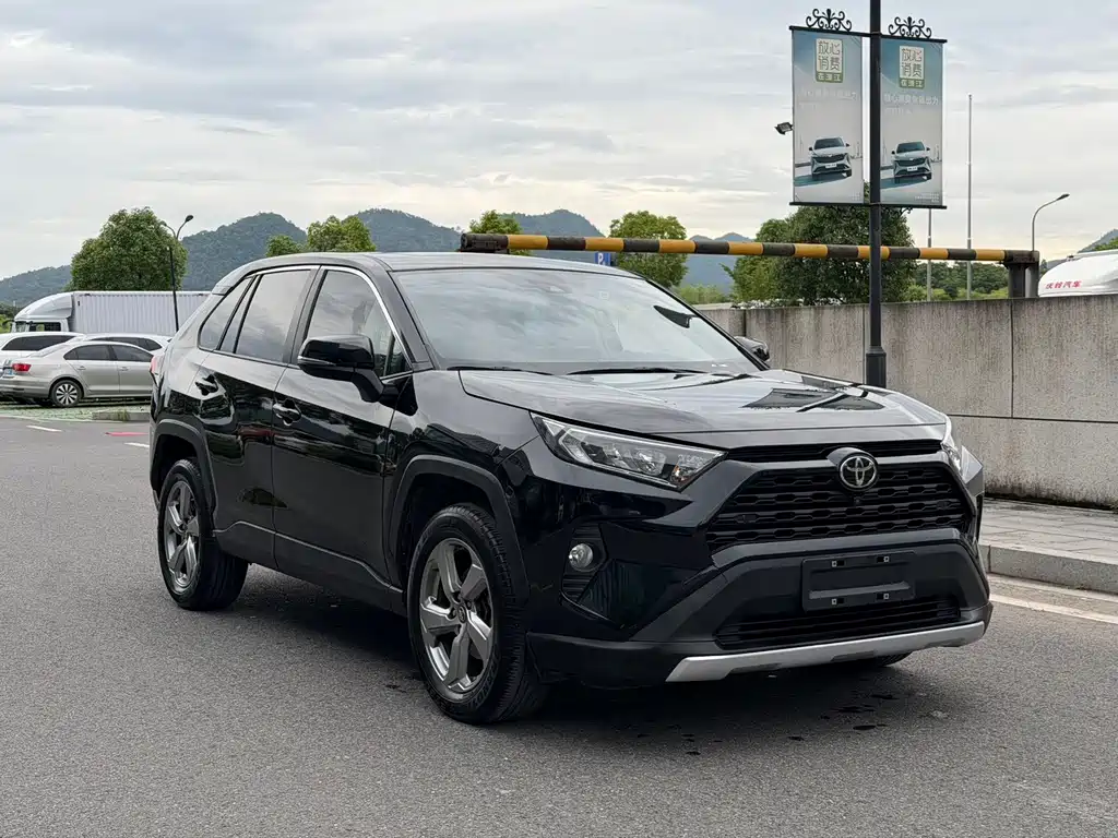 Toyota RAV4 — миниатюра 3