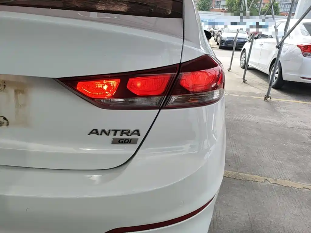 Hyundai Elantra — миниатюра 8