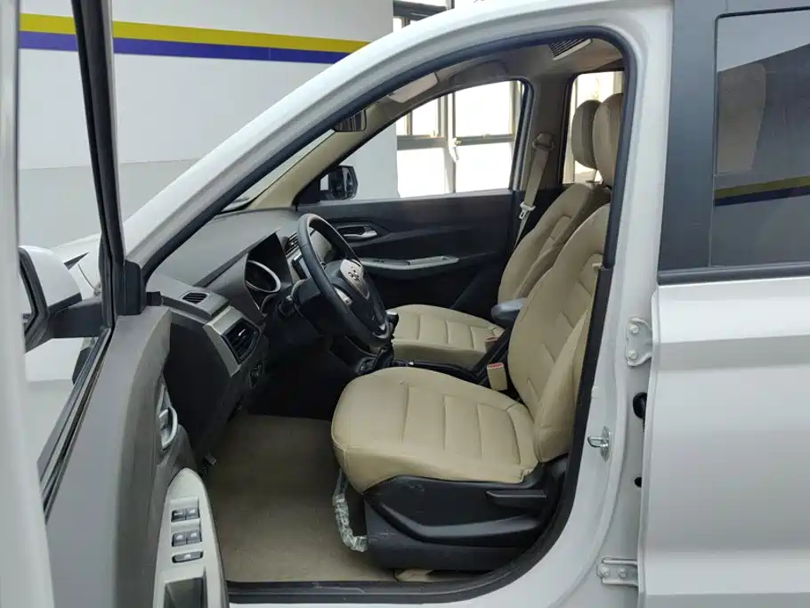 Wuling Hongguang — миниатюра 9