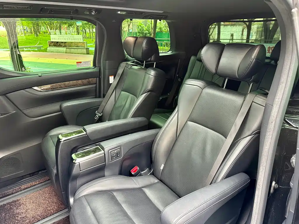 Toyota Vellfire — миниатюра 13