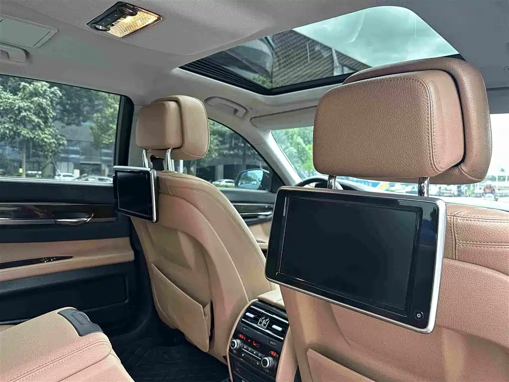 BMW 7 Series — миниатюра 22