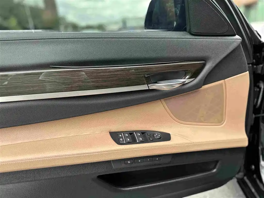 BMW 7 Series — миниатюра 19